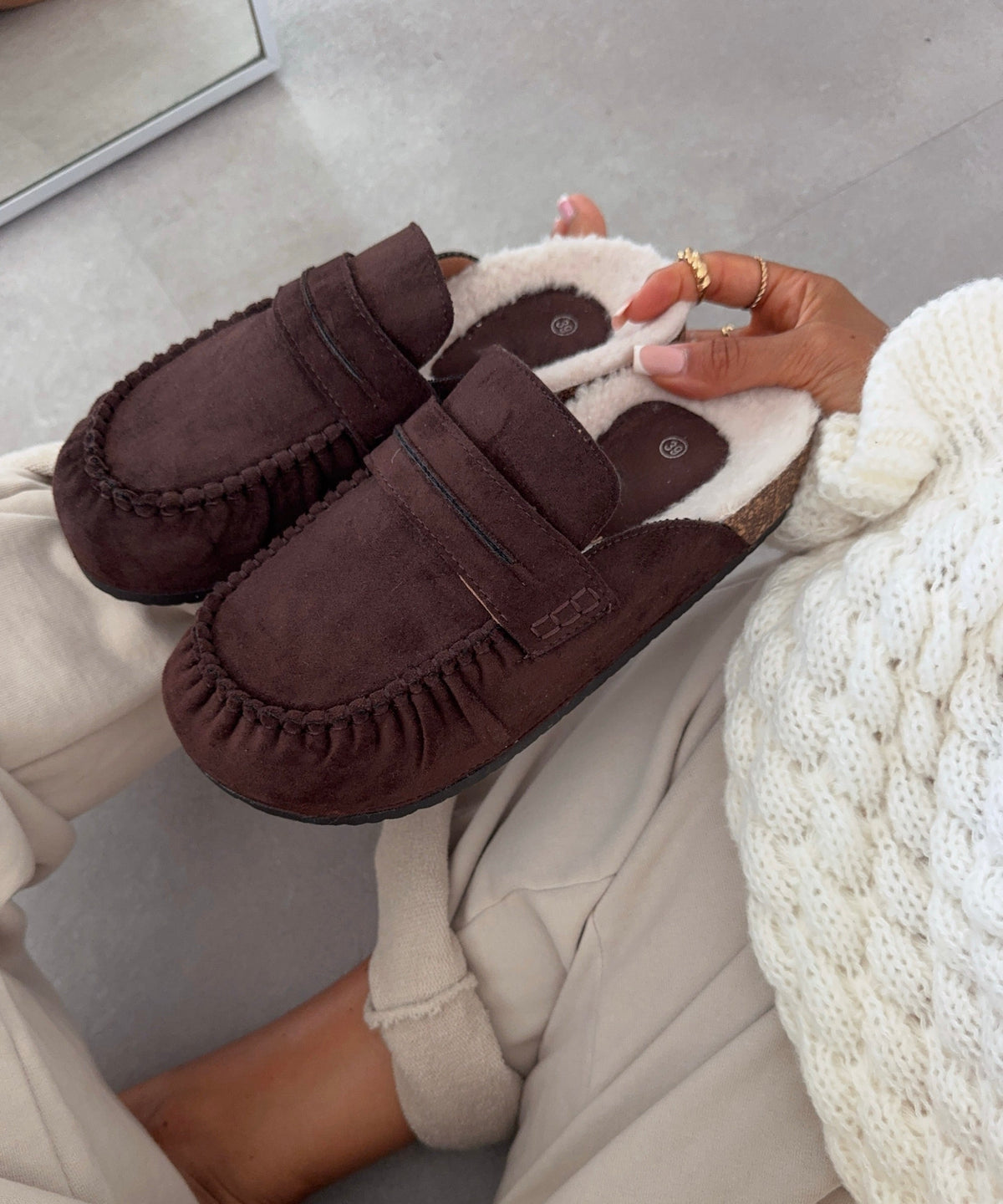 Elegante Fell-Mules Leni in Braun