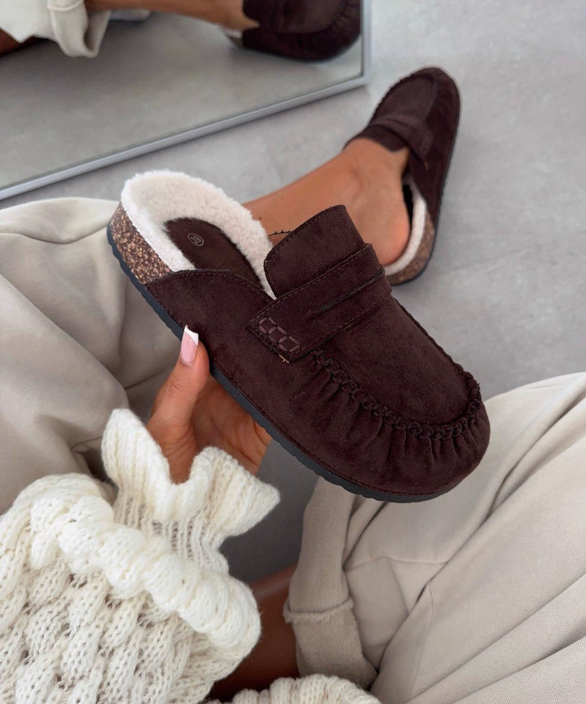 Elegante Fell-Mules Leni in Braun